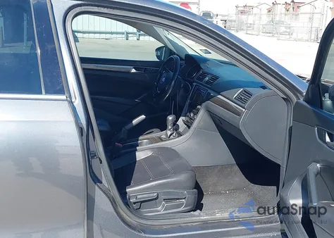 2017 Volkswagen Passat 1.8T Se z USA, uszkodzony, nr VIN 1VWBT7A32HC023255